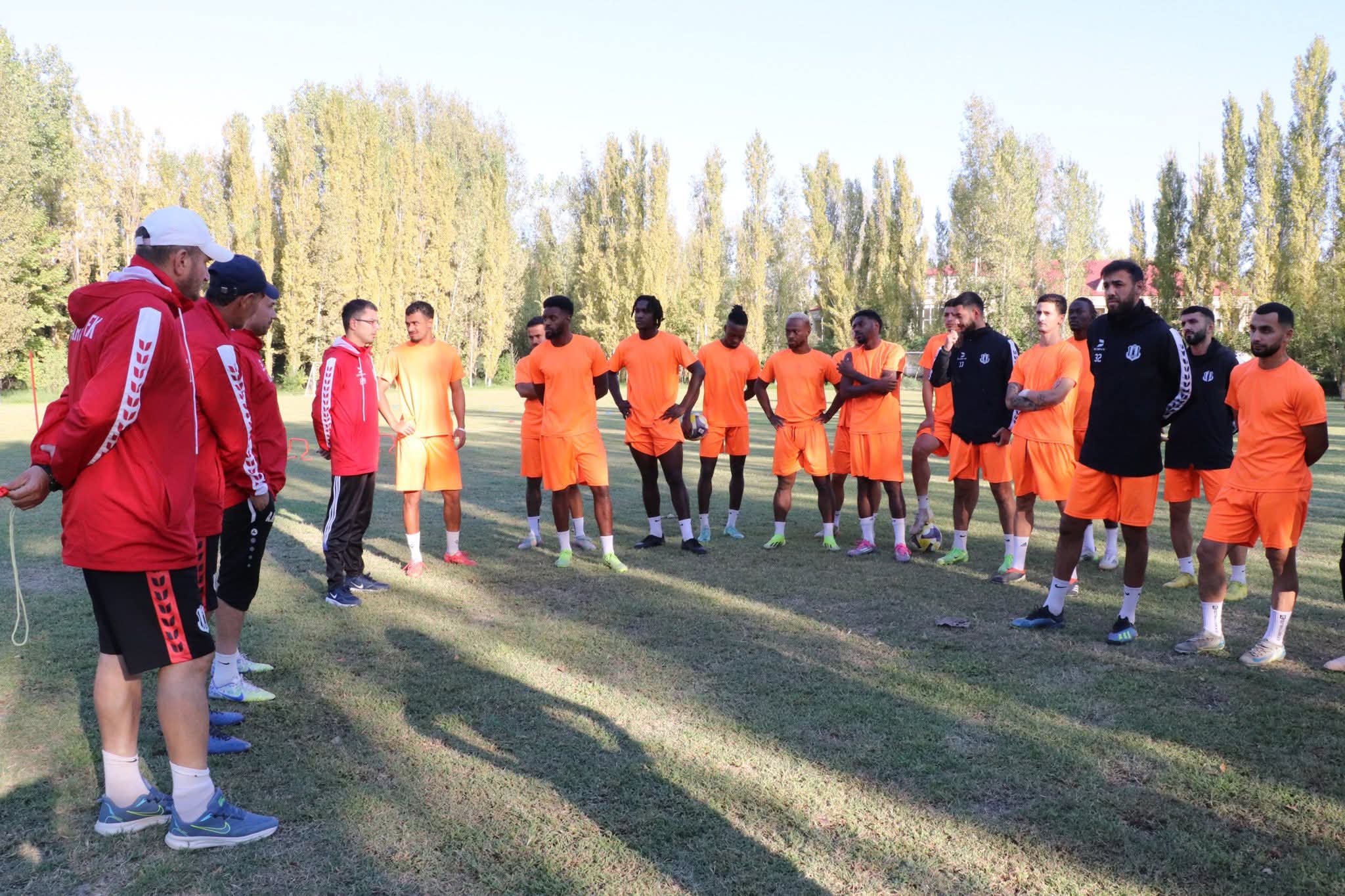 Наша команда продолжает подготовку к матчу с «Нефтчи»